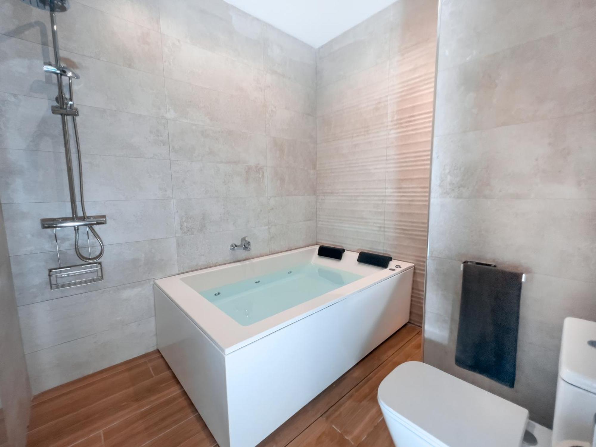 Acogedor Estudio En Triana Con Jacuzzi Y Wifi Seville Exterior photo